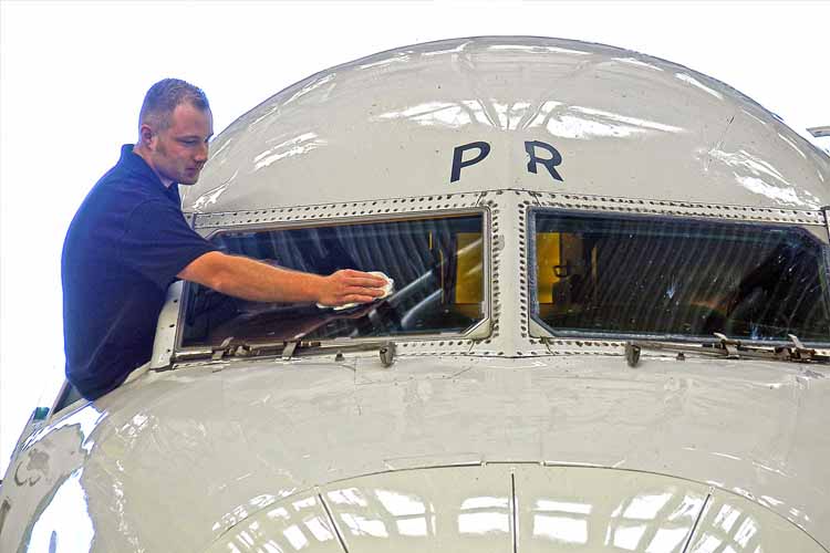 Gleichfeld Flugzeugreinigung-Berlin-Brandenburg